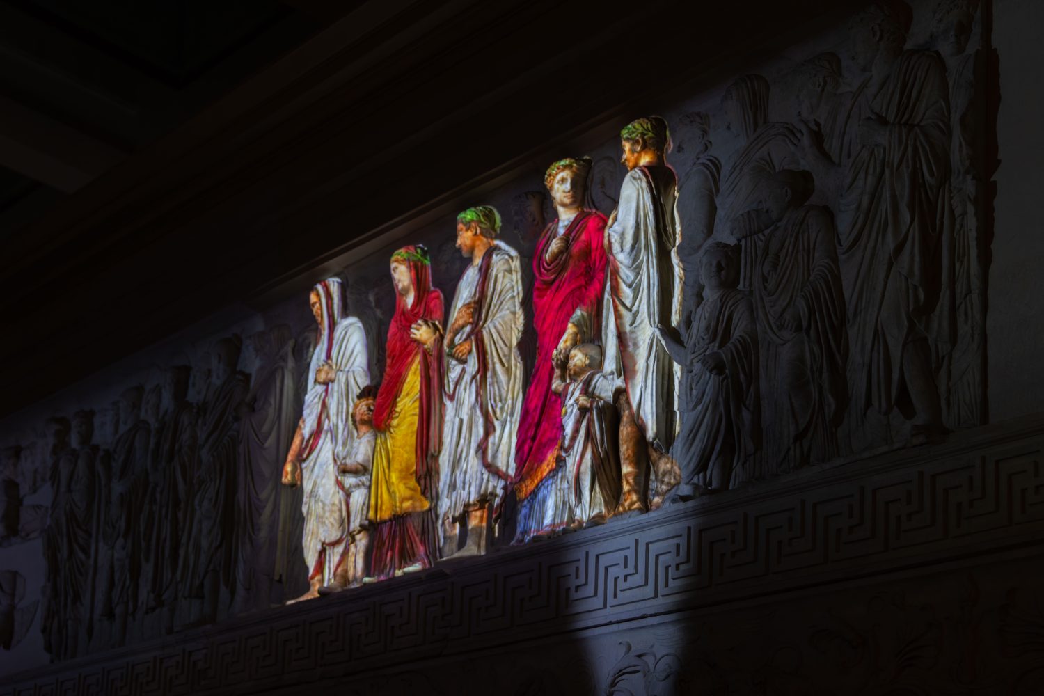 Proiezioni di luce e colori sui rilievi marmorei dellAra Pacis durante L’Ara si rivela