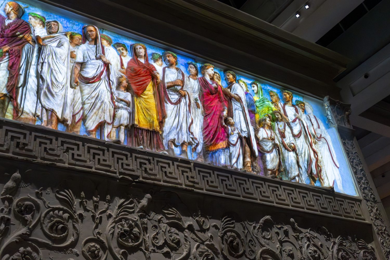 Dettaglio del fregio vegetale dellAra Pacis con ricostruzione cromatica durante L’Ara si rivela