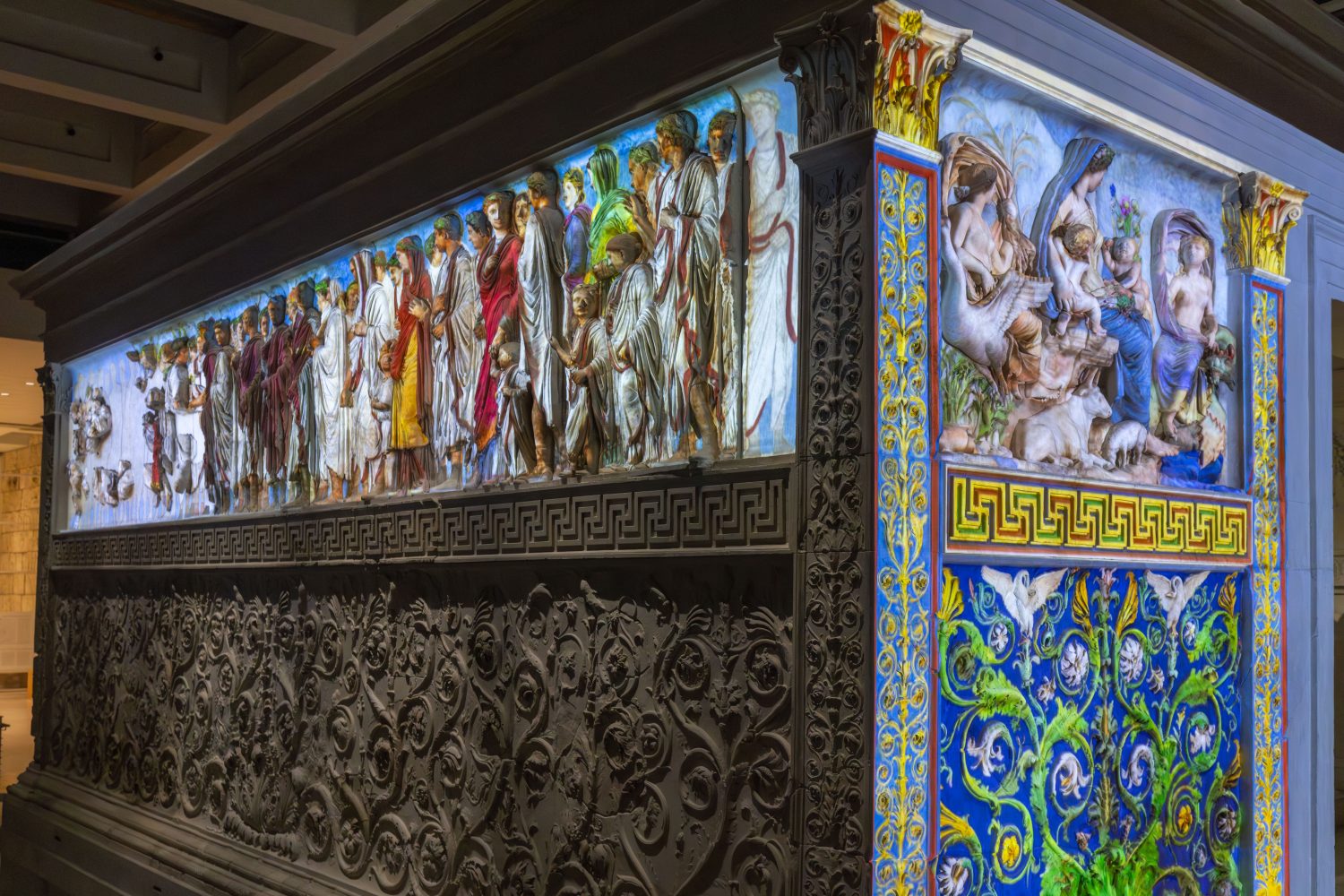 Visitatori durante il percorso multimediale L’Ara si rivela al Museo dellAra Pacis