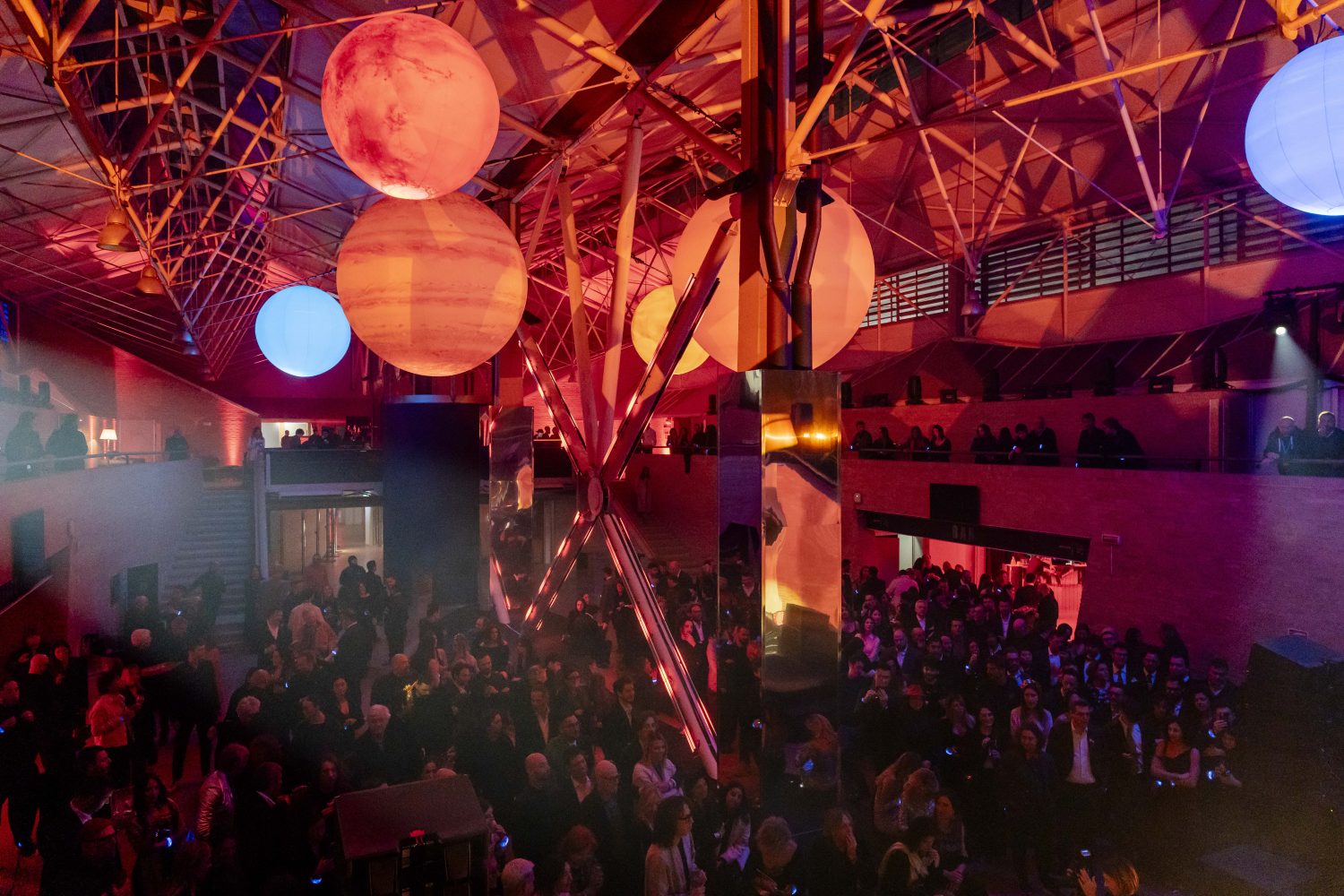 Momento performativo con luci ed effetti speciali durante la serata Artech a Napoli