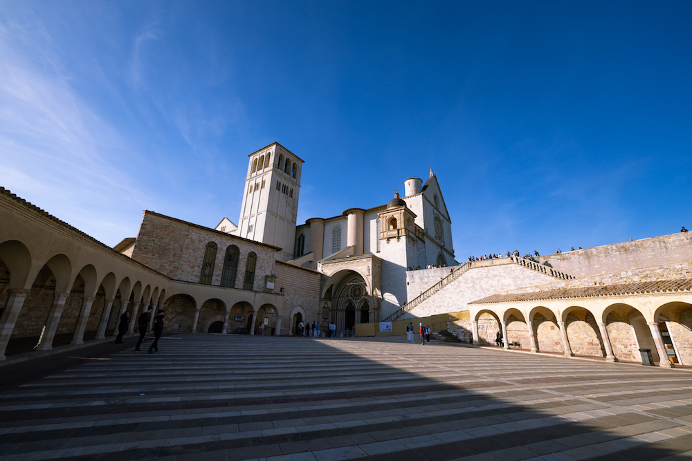 Fedeli in fila ordinata grazie al sistema di prenotazione digitale per la visita alle spoglie di San Francesco ad Assisi