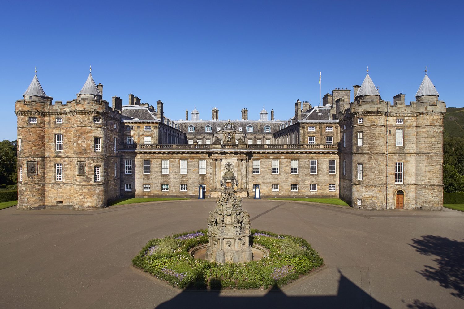 Veduta esterna del Palace of Holyroodhouse, residenza ufficiale del sovrano nel cuore di Edimburgo