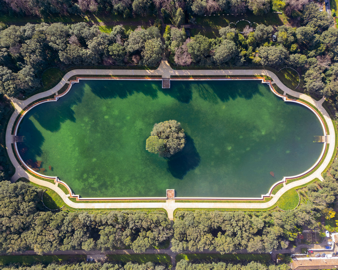 Veduta della Peschiera grande alla Reggia di Caserta durante la Festa di primavera