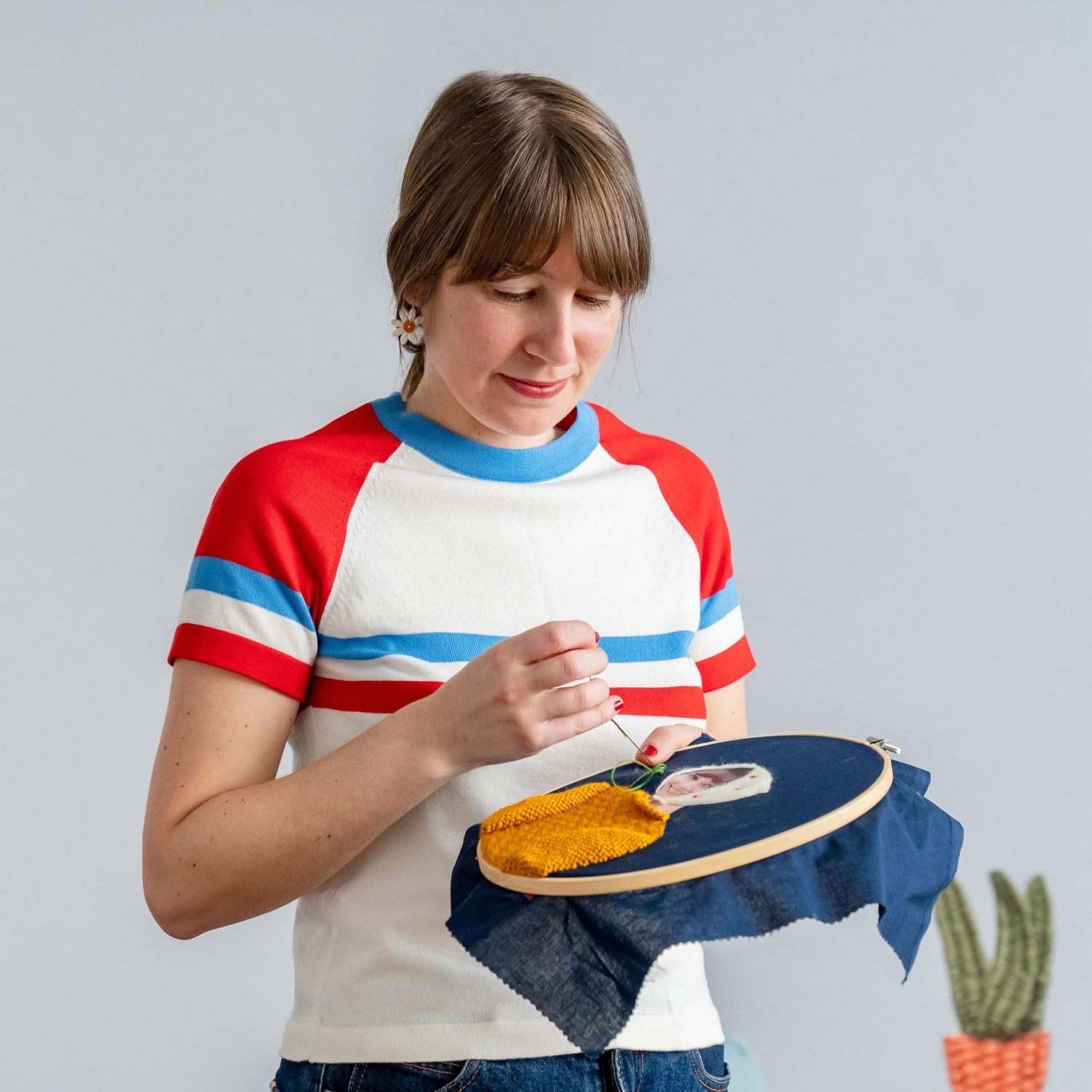 Pratica di ricamo durante un laboratorio legato alla mostra.