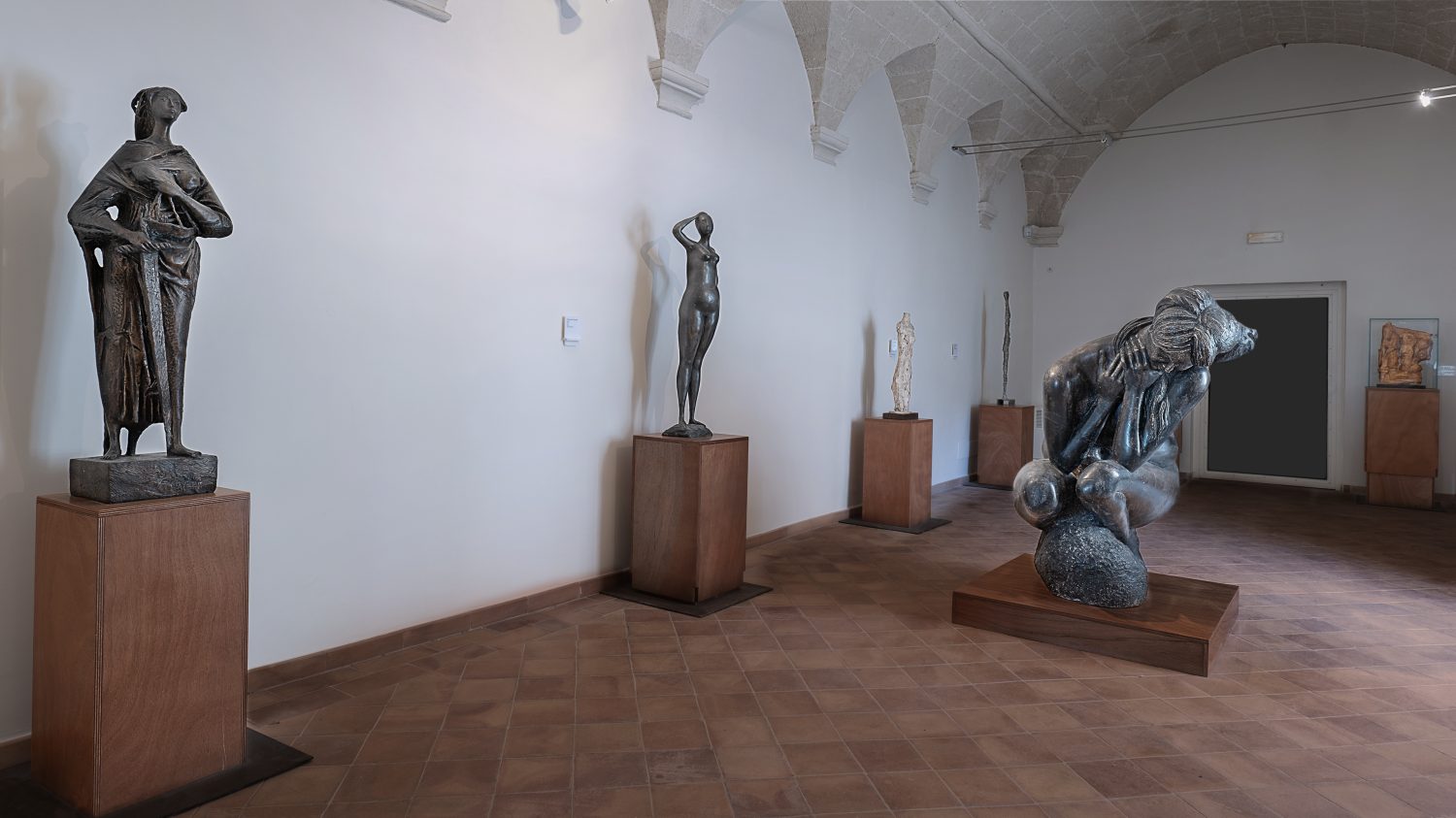 Sala espositiva interna del MUSMA con opere di scultura contemporanea
