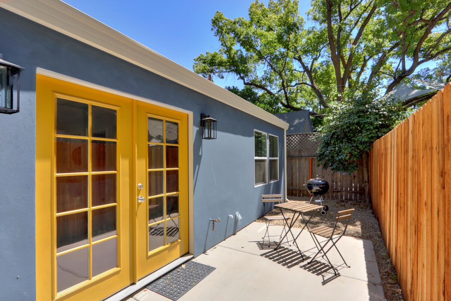 Casa a Sacramento in California che richiama le atmosfere urbane del film One Battle After Another su Airbnb