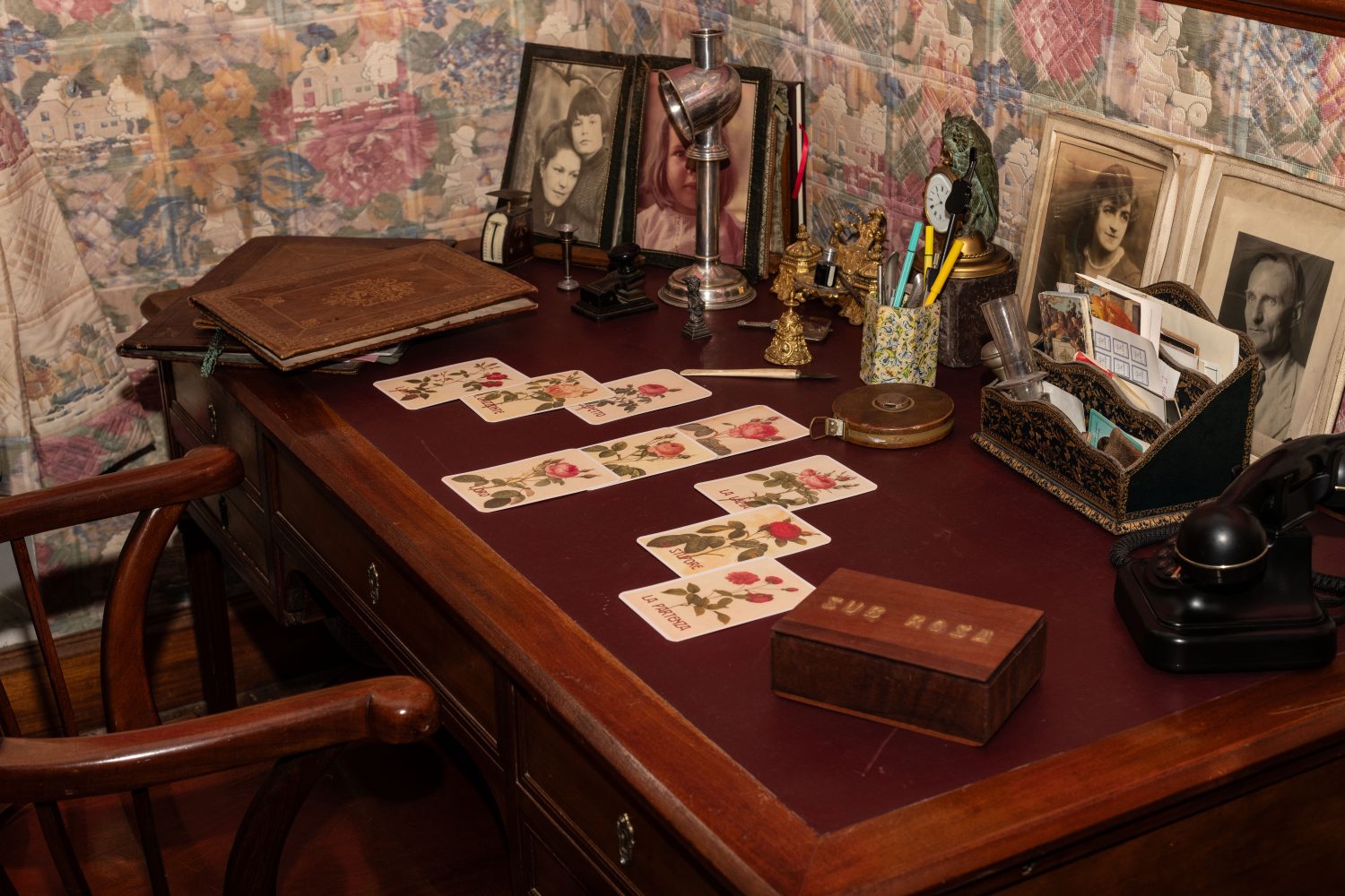 Ritratto di Silvia Giambrone, autrice della mostra Sub Rosa a Palazzo Doria Pamphilj