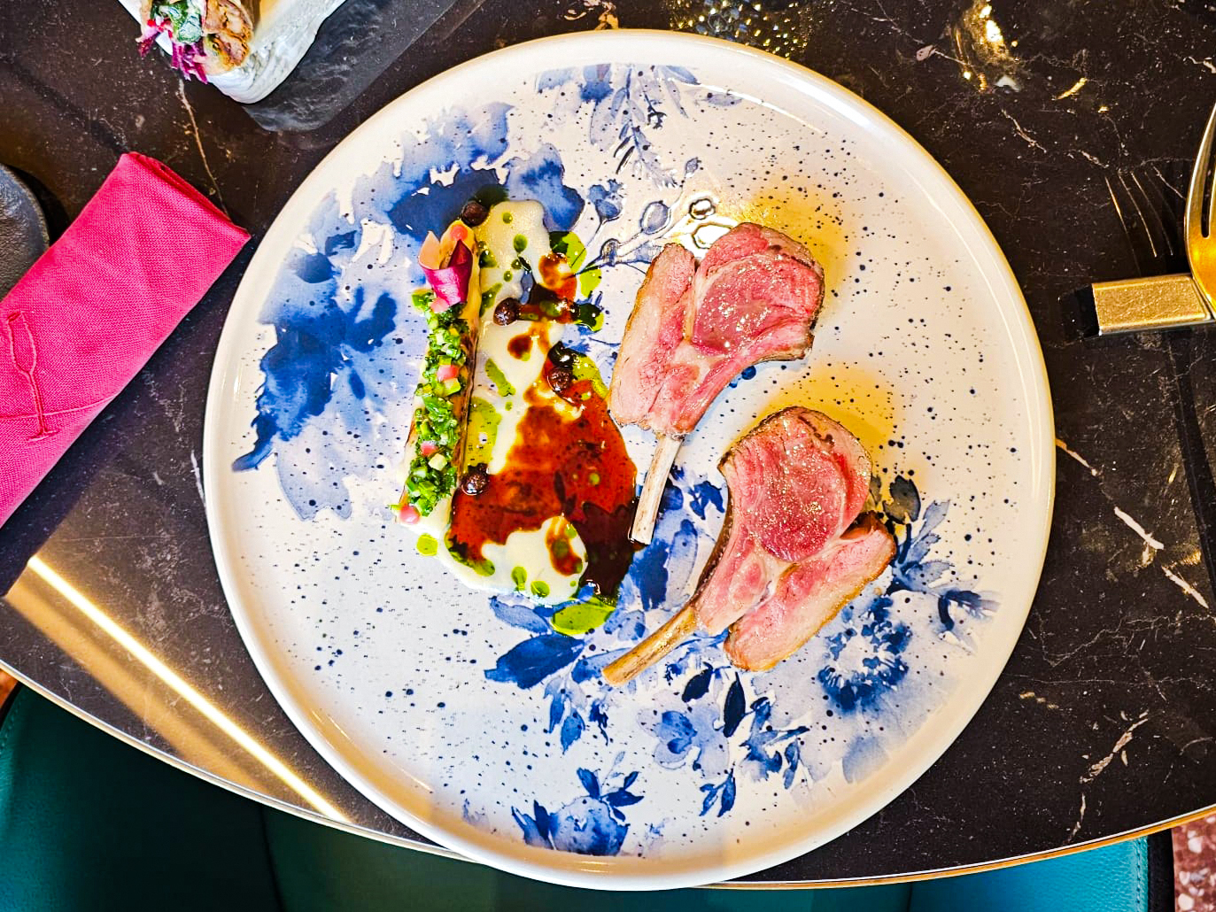 Il piatto Spring Affair con agnello, asparagi e fragole creato da Alessandro Borghese per la Pasqua al ristorante di Venezia