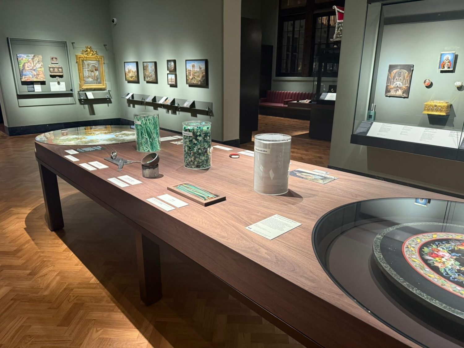 Dettaglio dell'allestimento con opere in micromosaico nelle Gilbert Galleries al V&A