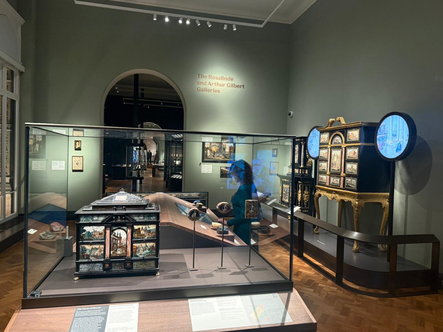 Veduta dell'installazione SICIS nella sala del Mosaico delle Gilbert Galleries al Victoria and Albert Museum di Londra