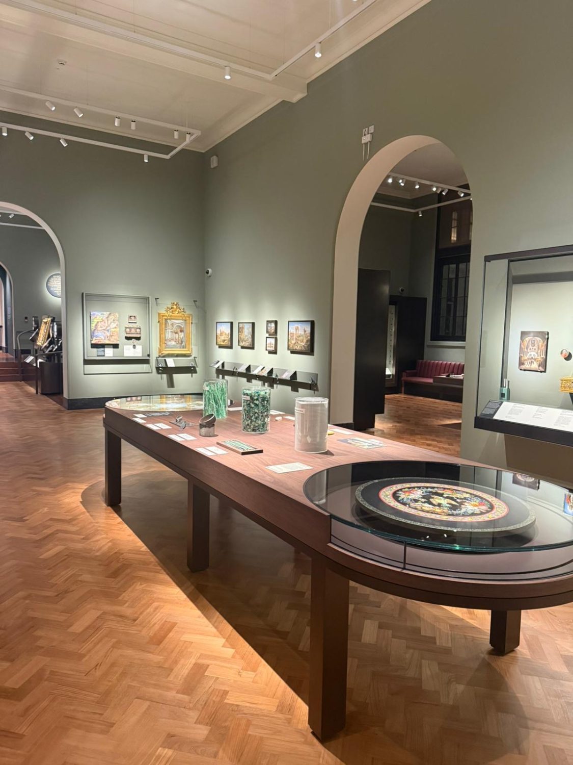 Tavolo interattivo con materiali e strumenti per il micromosaico forniti da SICIS al V&A di Londra