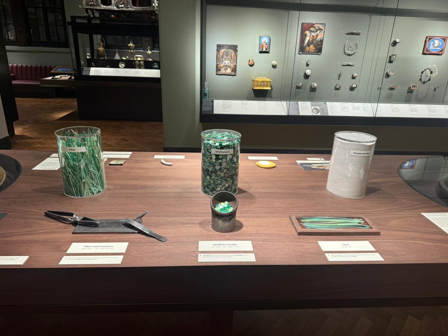 Dettaglio ravvicinato di un micromosaico contemporaneo SICIS ispirato al tavolo The Flora of Two Sicilies