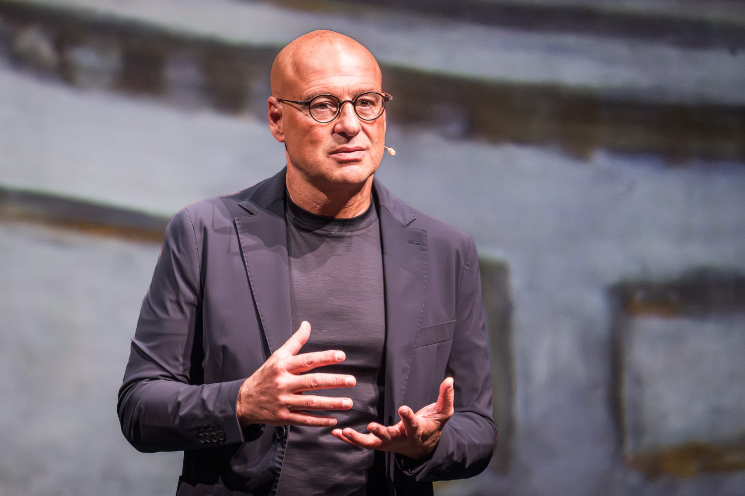 Ritratto di Marco Goldin, autore e protagonista dello spettacolo Monet. Una vita a colori