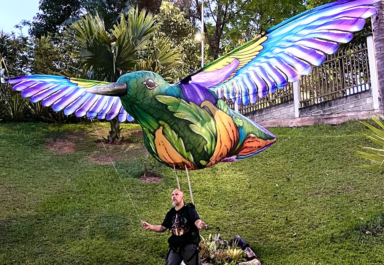 Performance del collettivo Bimana con creature tridimensionali durante Artevento Cervia