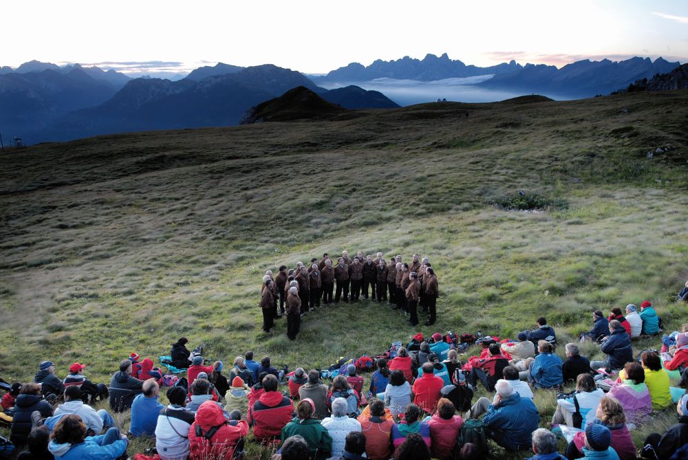 Alba sulle Dolomiti con pubblico in attesa del concerto in quota