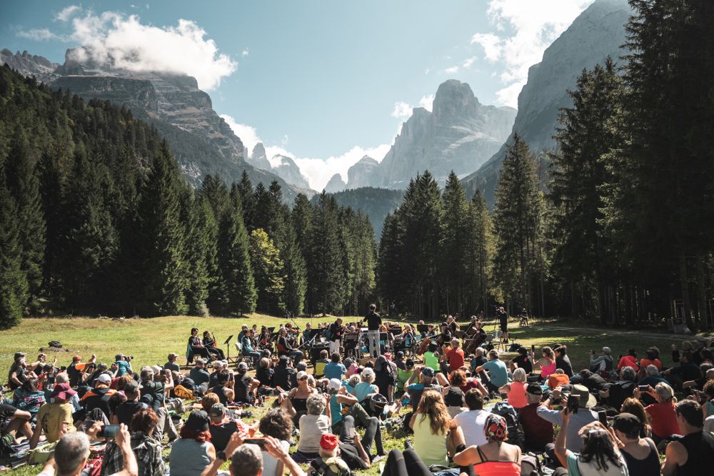 Concerto orchestrale all'aperto durante il festival I Suoni delle Dolomiti